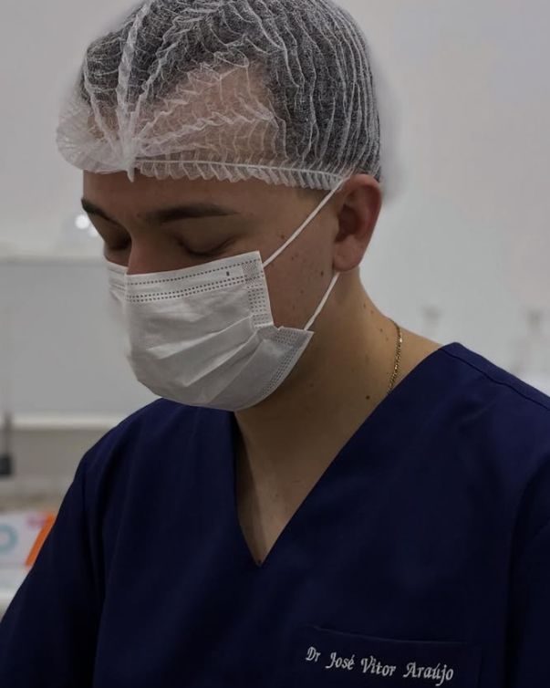 Dr. José Vitor Araújo paramentado para o atendimento