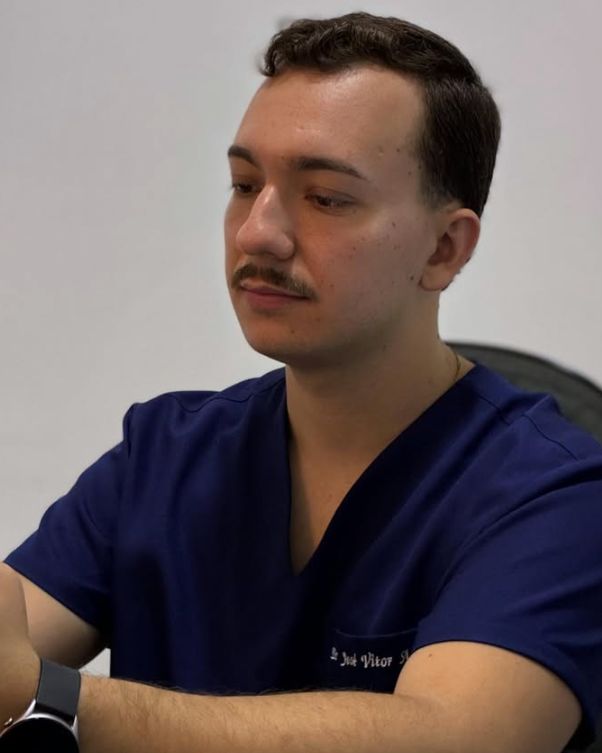 Dr. José Vitor Araújo, cirurgião-dentista, no consultório da Rinnovare Sorrisos